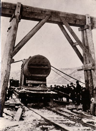 Yard Nr. 647, Baikal. Zylindrischer Kessel des eisbrechenden Zugfähren-Dampfers Baikal, 1896 von English Photographer